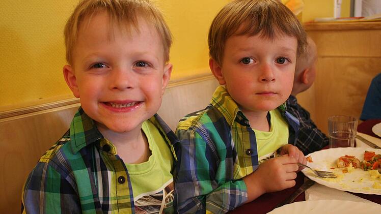 Den Geschwistern Bastian und Tizian schmeckt, was "Moni" ihnen kocht. Besonders lecker finden die Vierjährigen die knackigen Karotten.