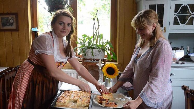 Naschkatzen werden im Wildbergcafé besonders von selbst gebackenen Kuchen und freundlichem Service von Steffi Bauer (links) und Katharina Heimann verwöhnt. Foto: Karl-Heinz Hofmann