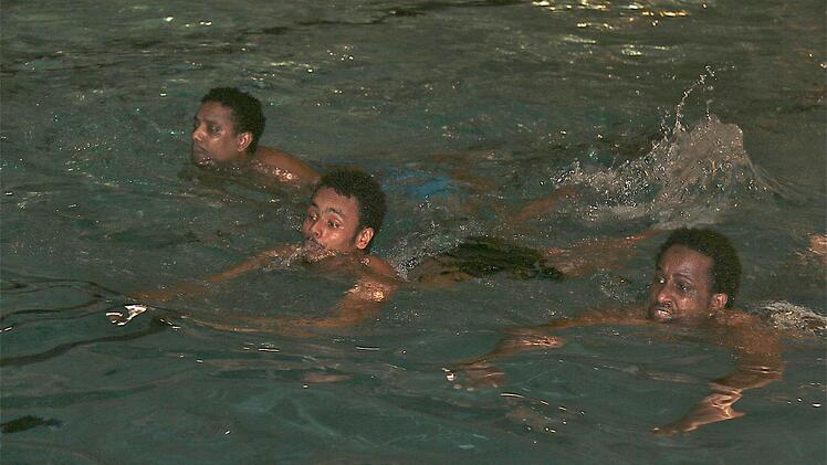 Beim gemeinsamen Schwimmkurs in Hammelburg konnten die Asylbewerber konnten ihre Sorgen vergessen. Foto: Gerd Schaar
