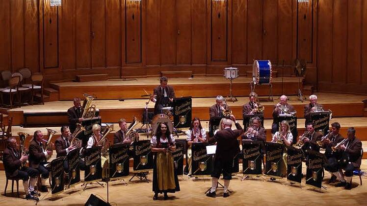Gemeinschaftskonzert des Jugendmusikkorps und der Egerländer Blasmusik im Großen Saal des Regentenbaus  Foto: Klaus Werner