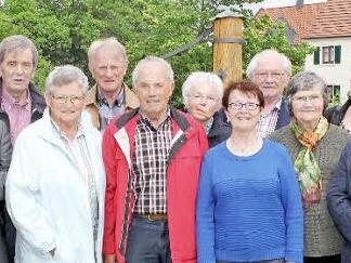 Die Teilnehmer des Klassentreffens in Westheim mit Egbert Mangold (Fünfter von links), der es organisiert hatte.  Foto: Ralf Naumann
