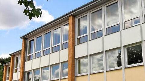 Noch gehen hier die Grundschüler aus dem Schulverband zur Schule, doch das Schulhaus Stettfeld hat bald ausgedient. So hat man es im Schulverband vereinbart. Ärger gibt es, weil die Abc-Schützen teils lange Busfahrten aushalten müssen. Fotos: Günther Geiling