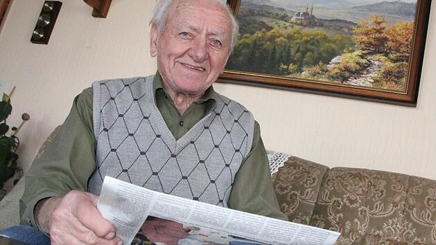 Hans Horn bei der Lekt&uuml;re seiner Tageszeitung. Lesen und Radfahren zwei seiner Hobbys. Foto: Matthias Einwag