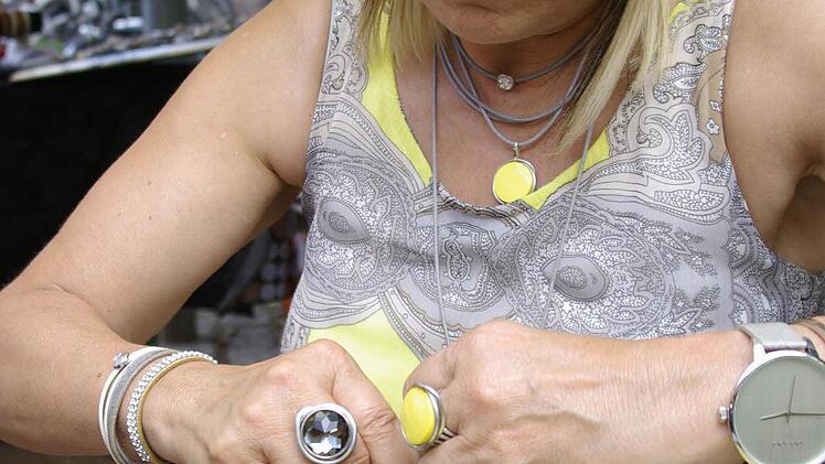 Andrea Zeier hat aus einer Idee ein Hobby gemacht. Aus Zierknöpfen fertigt sie Ringe und Anhänger. Wie der Schmuck entsteht zeigte sie den Besuchern beim Museumsinselfest. Foto: Winfried Ehling
