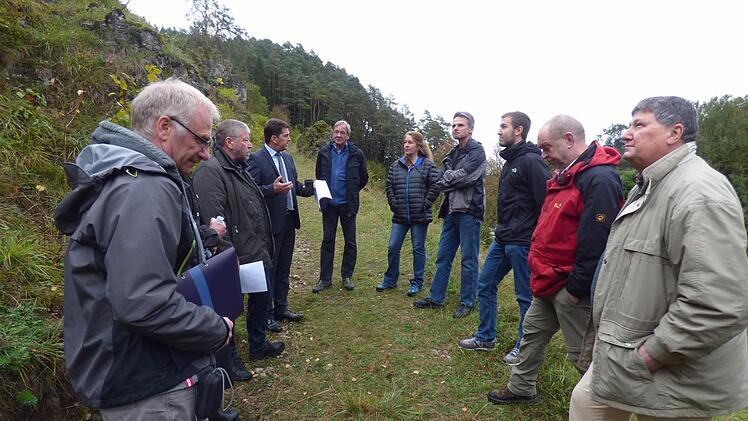 Die Naturschutzvertretern der Regierung und des Landratsamts, Bürgermeister Stefan Frühbeißer, Naturparkgeschäftsführer Wolfgang Geißner, Manfred Teckelmann vom Landschaftspflegeverband, Schäfer Konrad Stiller den Experten Andreas und Claudia Hemp Foto: Thomas Weichert