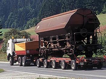 Ein Laster der Firma Söllner-Schwerlast mit einem Eisenbahnwaggon auf dem Culemeyer bei Kleintettau  Foto: Archiv