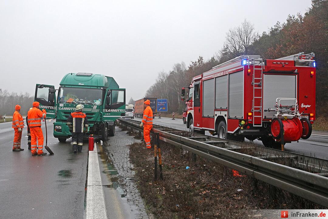 Kilometerlange Staus nach Lkw-Unfall auf der A3 - Fahrer erleidet wŠhrend Fahrt Herzinfarkt