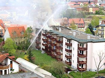 Großeinsatz für die Bamberger Feuerwehren am Mittwochnachmittag in Bamberg. Die Kräfte wurden zu einem Wohnungsbrand in einem Mehrfamilienhaus in der Hans-Böckler-Straße gerufen.