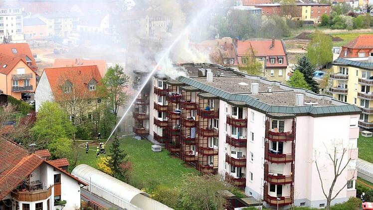 Großeinsatz für die Bamberger Feuerwehren am Mittwochnachmittag in Bamberg. Die Kräfte wurden zu einem Wohnungsbrand in einem Mehrfamilienhaus in der Hans-Böckler-Straße gerufen.