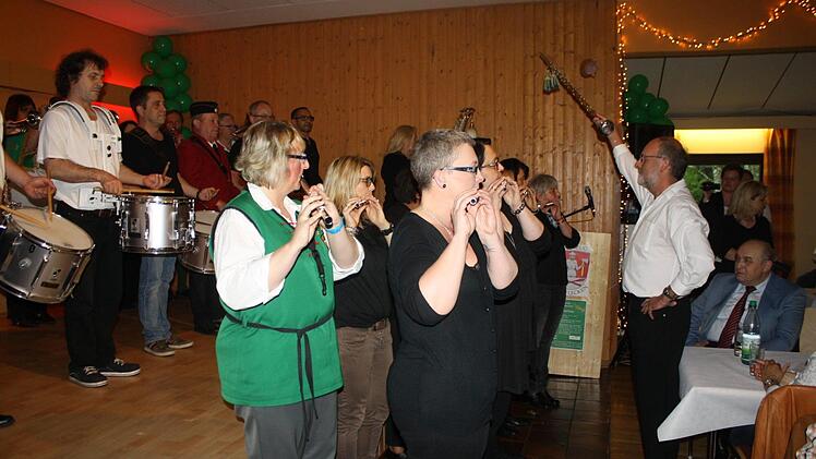 Fast 30 Spielleute gaben sich zum Jubiläum 70 Jahre Musikzug Wildflecken nochmals die Ehre. Foto: Anke Gundelach