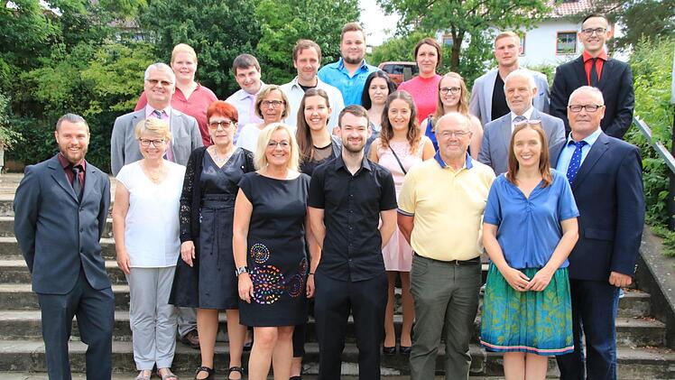 Vertreter aus Politik und Schulwesen gratulierten den ersten Absolventen der Fachschule für Heilerziehungspflege am Münnerstädter Berufsbildungszentrum.  Foto: Heike Beudert