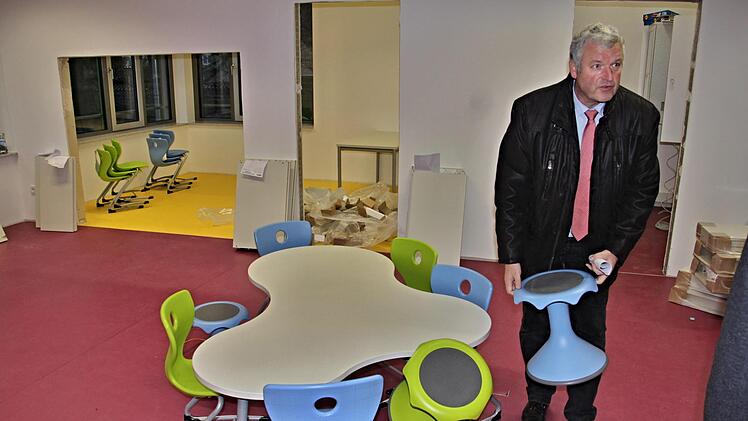 Bürgermeister Jürgen Hennemann erläuterte die kleine Sitzgruppe mit "Gesundheitsstühlen" in einem Gruppenraum.H. Will