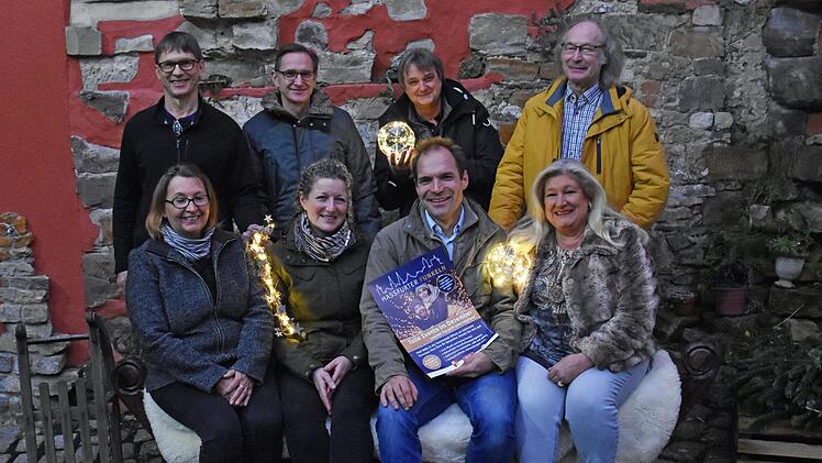 Auf positive Resonanz stieß Stadtmanager Heinz Marc bei den Besitzern etlicher Höfe in der Innenstadt. So gibt es beim ersten "Haßfurter Funkeln" in der Adventszeit in fünf Höfen ein Programm. Unser Bild zeigt (vorne von links) Margot Weigand (Welt-Laden), Sandra Kess (Café Susi & Strolch), Stadtmanager Heinz Marc, Ilse von Marklowski (Ilses Weinstube) sowie (hinten von links) Franz-Josef Selig (Welt-Laden), Renée Büchner (Weinhaus Schaffner), Rainer Müller (Foto Müller) und Winfried von Mark...