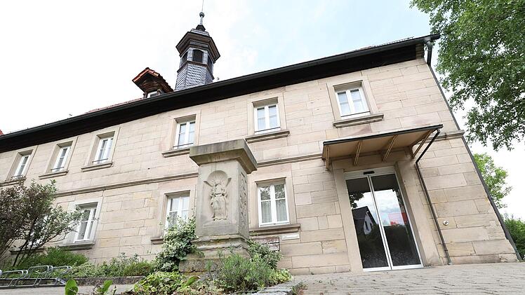 Herrscht bald wieder Leben rund um das ehemalige Neuseser Rathaus? Ehe über die Zukunft des Gebäudes entschieden wird, dürfte es allerdings noch einige Wochen dauern. Foto: Marian Hamacher