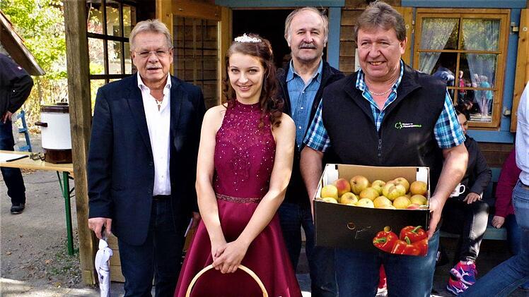 Apfelkönigin Jessica Schnappauf aus Effelter bereicherte mit ihrem charmanten Auftritt den Kronacher Apfelmarkt des Gartenbaukreisverbandes. Von links: Bürgermeister Wolfgang Beiergrößlein, Jessica Schnappauf, Kreisvorsitzender Fritz Pohl und Kronachs Vorsitzender Karl Heinz Thierauf. Gerd Fleischmann