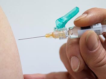In Deutschland gibt es keine Impfpflicht. Die Grippeimpfung ist eine freiwillige Entscheidung. Seit 2018 bezahlen die Krankenkassen den Vierfach-Impfstoff.   Foto: Sebastian Gollnow/dpa