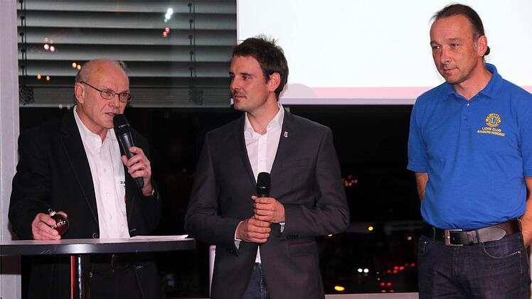 Moderator Sebastian Böhnlein (Mitte)  sprach zu Beginn der Veranstaltung mit Wilhelm Dorsch (links) von der Bamberger Tafel und Martin Pristl vom Lions Club Bamberg Residenz