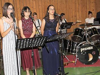 Die musikalische Ausgestaltung der Abschlussfeier übernahmen die Schulband und einige Solisten. Fotos: Gerda Völk