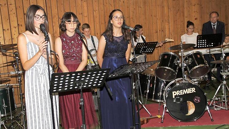 Die musikalische Ausgestaltung der Abschlussfeier übernahmen die Schulband und einige Solisten. Fotos: Gerda Völk