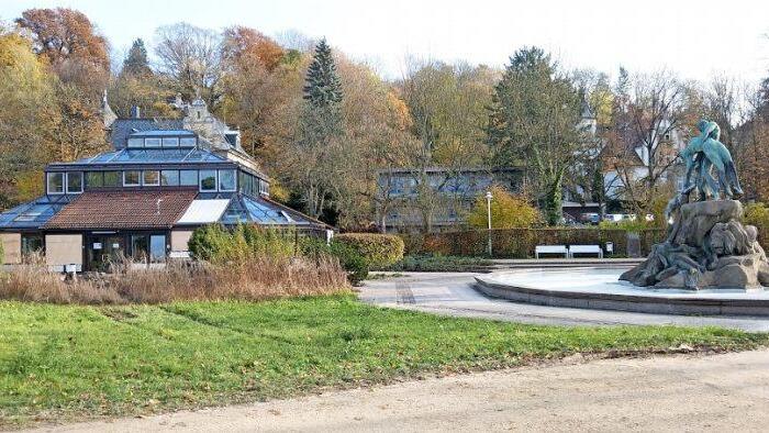 Das etwas lädierte Palmenhaus mit Sintflutbrunnen: Am Dienstag raste ein Auto durch den Garten. Bei dem Unfall wurden drei Menschen verletzt, und es entstand erheblicher Sachschaden. Foto: Simone Bastian