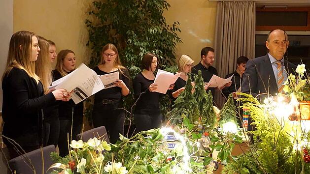 Der CKC-Jugendchor brachte den richtigen Ton in den festlich dekorierten Saal.       Foto: Richard S&auml;nger