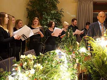 Der CKC-Jugendchor brachte den richtigen Ton in den festlich dekorierten Saal.       Foto: Richard Sänger