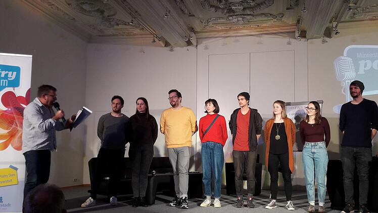 Die Teilnehmer am Poetry Slam. (von links):  Moderator Manfred Mayer, Max Oswald, Lena Stokhoff,  Hnedrik Szanto, Elena Illing, Ruben Jonathan Kröber, Caro Wille, Hannah Conrady, Steven und DJ Benni Warmuth. Foto: Hartmut Hessel