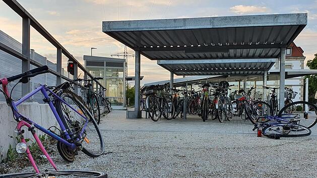 Vor allem auf der Ostseite des Bahnhofes werden zusätzliche Abstellplätze gebraucht. Foto: Ronald Heck