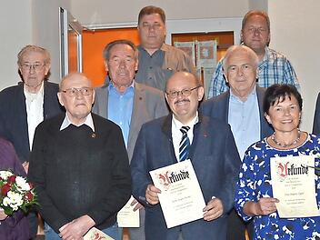 Die Geehrten mit dem Vorsitzenden und B&uuml;rgermeister J&ouml;rg Neubauer (zweite Reihe rechts) sowie dem stellvertretenden BLSV-Kreisvorsitzenden Hartmut Nenninger (Zweiter von rechts, zweite Reihe)