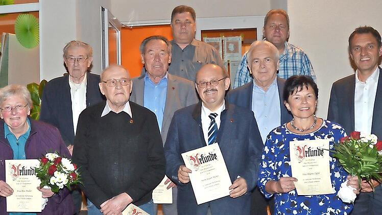 Die Geehrten mit dem Vorsitzenden und Bürgermeister Jörg Neubauer (zweite Reihe rechts) sowie dem stellvertretenden BLSV-Kreisvorsitzenden Hartmut Nenninger (Zweiter von rechts, zweite Reihe)