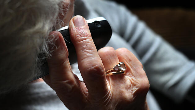 Betrug, Betr&uuml;ger, Telefon, Seniorin