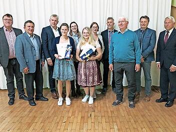 Absolventen aus dem Kreis Kronach mit (von links) Gerd Zehnter (Vorsitzender VLF Kronach), Gerhard Löffler (stellvertretender Landrat), Klaus Siegelin (Kreisobmann), Marina Grebner, Sandra Zschommler (Regierung von Oberfranken), Kristina Pfadenhau...
