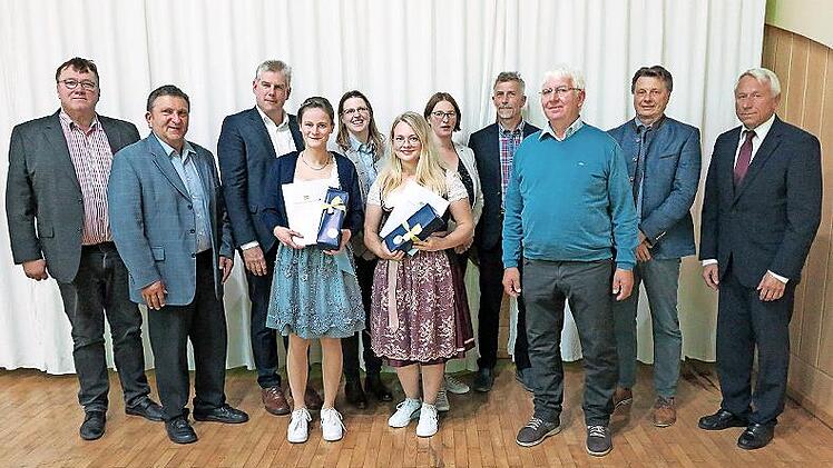 Absolventen aus dem Kreis Kronach mit (von links) Gerd Zehnter (Vorsitzender VLF Kronach), Gerhard Löffler (stellvertretender Landrat), Klaus Siegelin (Kreisobmann), Marina Grebner, Sandra Zschommler (Regierung von Oberfranken), Kristina Pfadenhau...
