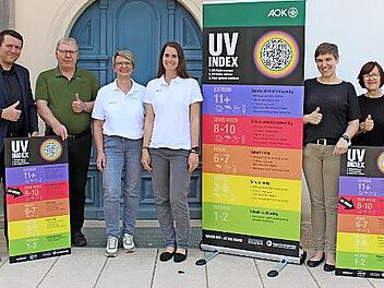 Übergabe von UV-Tafeln, die künftig an zentralen Orten im Hirschaider Gemeindegebiet installiert werden sollen.