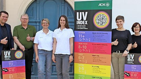 Übergabe von UV-Tafeln, die künftig an zentralen Orten im Hirschaider Gemeindegebiet installiert werden sollen.