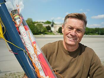 Thomas, in Schwabing 1969 geboren, bereitet wieder mal ein Gro&szlig;feuerwerk auf der Theresienwiese vor - vor 25.000 Menschen.