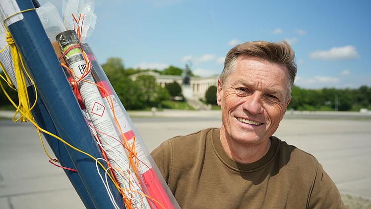 Thomas, in Schwabing 1969 geboren, bereitet wieder mal ein Gro&szlig;feuerwerk auf der Theresienwiese vor - vor 25.000 Menschen.