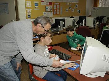 Ausschließlich eifrige Schüler hat Peter Keicher, der an der Grundschule Rauhenebrach Medienunterricht gibt. Hier mit Alexander und Tim (links).  Foto: sw