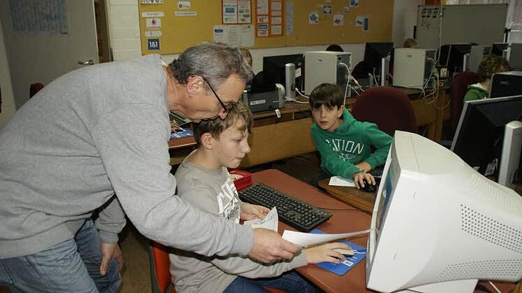 Ausschließlich eifrige Schüler hat Peter Keicher, der an der Grundschule Rauhenebrach Medienunterricht gibt. Hier mit Alexander und Tim (links).  Foto: sw