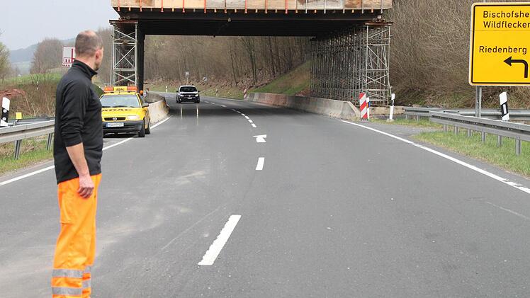 Die jungen Leute kamen unter dieser Unterführung durch, als sie auf die Gegenfahrbahn gerieten.