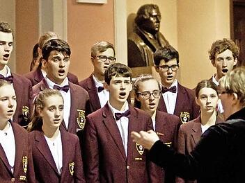 Der St. Peters Chorale beeindruckte bei seinem Gastspiel in der Coburger Morizkirche. Im Hintergrund: die Luther-Büste von Ernst Rietschel. Sie erinnert daran, dass der Reformator einst nicht nur ein halbes Jahr in Coburg verbachte, sondern auch in St. Moriz predigte. Fotos: Jochen Berger