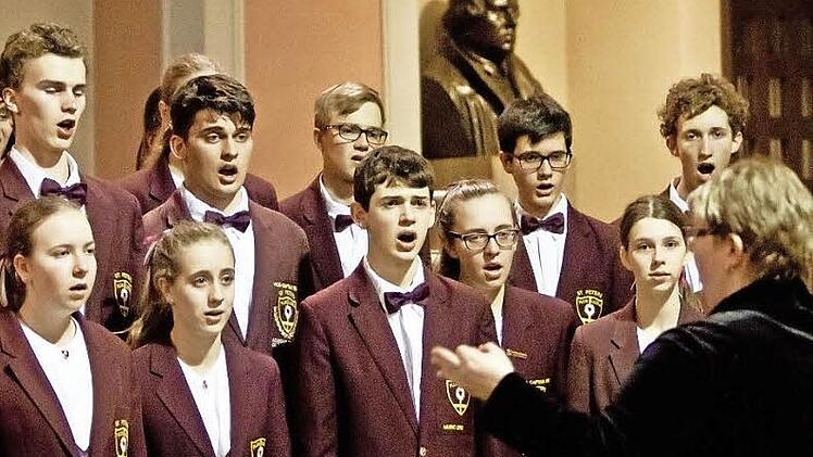 Der St. Peters Chorale beeindruckte bei seinem Gastspiel in der Coburger Morizkirche. Im Hintergrund: die Luther-Büste von Ernst Rietschel. Sie erinnert daran, dass der Reformator einst nicht nur ein halbes Jahr in Coburg verbachte, sondern auch in St. Moriz predigte. Fotos: Jochen Berger