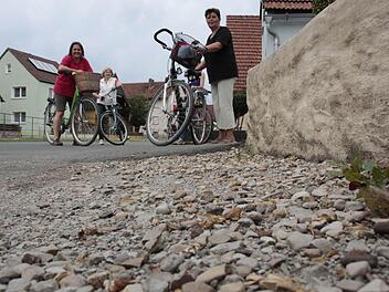 Gegenüber dem Backofen soll die Straße künftig gepflastert werden, um den Aufenthaltscharakter, insbesonders beim Backofenfest zu erhöhen.   Fotos: Josef Hofbauer