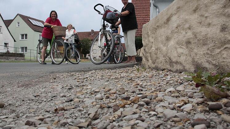 Gegenüber dem Backofen soll die Straße künftig gepflastert werden, um den Aufenthaltscharakter, insbesonders beim Backofenfest zu erhöhen.   Fotos: Josef Hofbauer
