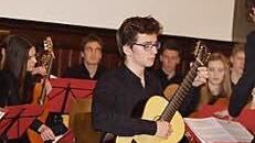 Florian Brettschneider spielt sein Solo an der Gitarre. Foto: Heike Schülein