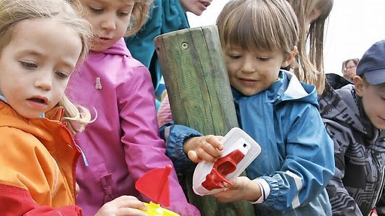 Faszination Wasser - seit dem Wochenende kann sie im Montessori-Kinderhaus ausgelebt werden. Fotos: Sylvia Hubele