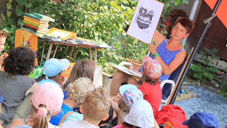Judith Allert bei der Lesung für Kinder in ihrem Bauernhof in Püchitz. Wie in ihren Büchern illustriert sie die Texte auch bei der Lesung mit Zeichnungen, was alles noch kurzweiliger für ihr Publikum werden lässt. Foto: Matthias Einwag