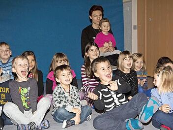 Da wäre die kleine Lena sicher gern dabei gewesen. Die Begeisterung beim Kasperltheater war den Kindern am "Tag für Lena" ins Gesicht geschrieben.  Foto: Klaus Gagel