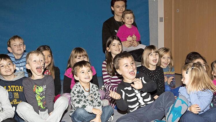 Da wäre die kleine Lena sicher gern dabei gewesen. Die Begeisterung beim Kasperltheater war den Kindern am "Tag für Lena" ins Gesicht geschrieben.  Foto: Klaus Gagel