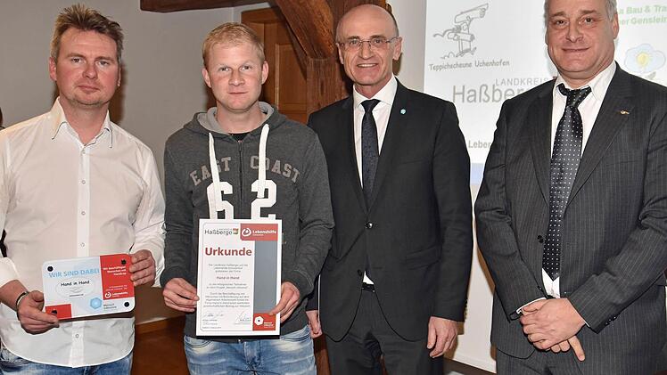 Eines der 15 Unternehmen, die Menschen mit Behinderung beschäftigen, ist der Inklusionsbetrieb "Hand in Hand" in Haßfurt. Unser Bild zeigt (von links) den Inhaber Daniel Häfner, seinen Mitarbeiter Stefan Bauer, Landrat Wilhelm Schneider und Martin Groove, Leiter der Lebenshilfe Schweinfurt.